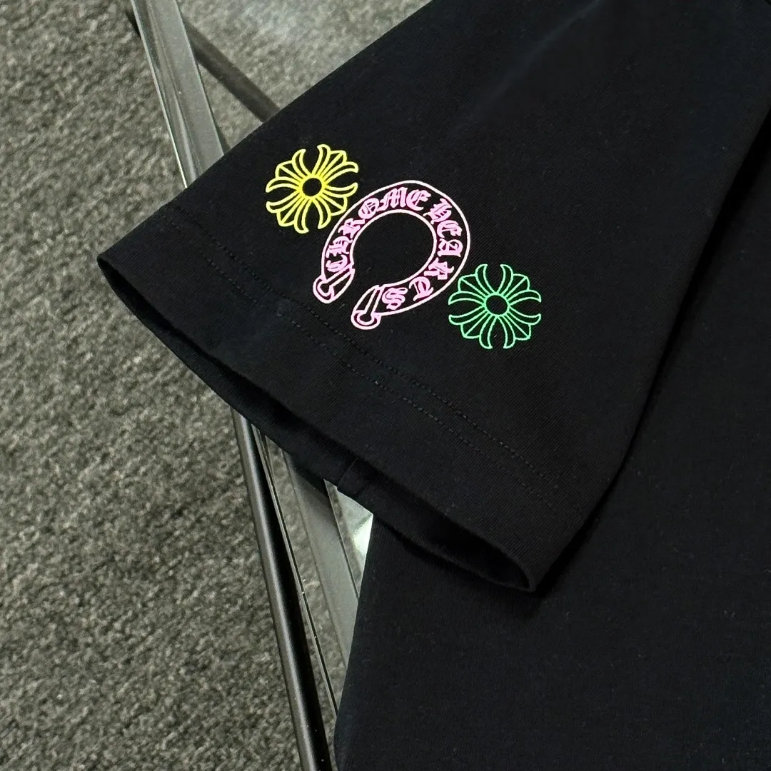 P180 Chrome Hearts Chrome Hearts 25 high version. The fabric is made of 300 grams of high-density pure cotton. It does not deform or shrink. It has three labels. It is the same style for men and women. Technology: suede foam printing. Color: white black. SIZE: S-XL.